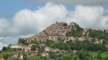 <b>MONTE LATERONE </b>(in alto) diventa per una notte una maxi discoteca all’aperto