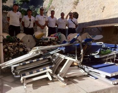 <b>OMBRELLONI. </b>Sequestrati a decine perch&eacute; lasciati in spiaggia   