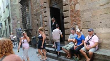 Turisti davanti alla Torre Guinigi