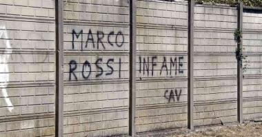La scritta comparsa sul muro davanti al casello della A12 