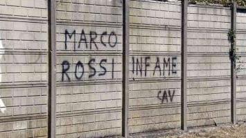La scritta comparsa sul muro davanti al casello della A12