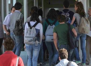 Alcuni studenti allingresso di scuola (foto darchivio) 