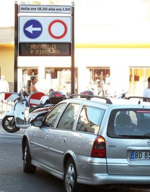 Il cartello che avverte del divieto di transito in piazza Verdi dalle 18,30 alluna 