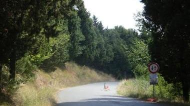 Un tratto della strada comunale che porta al paese di Mazzolla