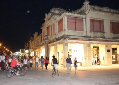 <b>ACQUISTI IN PASSEGGIATA.</b> Fino alluna di notte in questi giorni ma in pochi lo sanno                