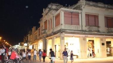 <b>ACQUISTI IN PASSEGGIATA.</b> Fino all’una di notte in questi giorni ma in pochi lo sanno