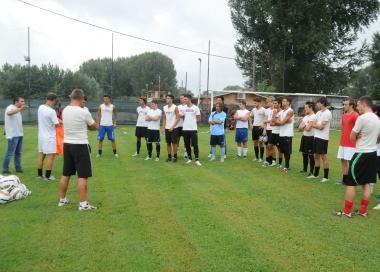 Mister Lazzini catechizza i suoi prima di una seduta di allenamento 