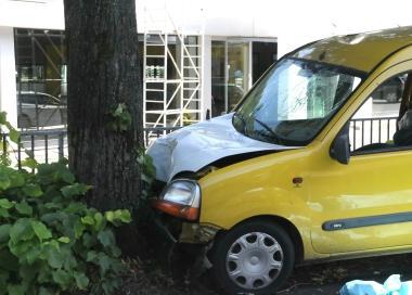 Lauto finita contro un albero a Chifenti di Borgo a Mozzano 