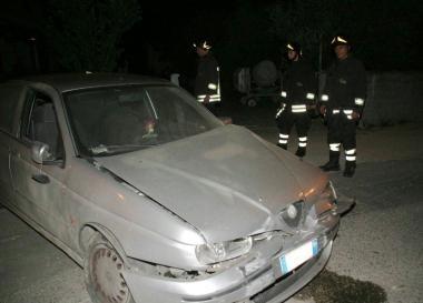 Lauto rubata e danneggiata e il muro colpito dalla macchina in via Carraia Sud 