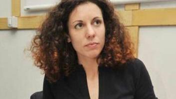 Silvia Avallone e a lato la troupe del film alla Tolla