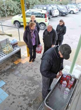 Cittadini in fila alla fontanella pubblica di via da Montemagno 