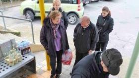 Cittadini in fila alla fontanella pubblica di via da Montemagno