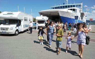 Camper e famiglie in arrivo al porto di Portoferraio 