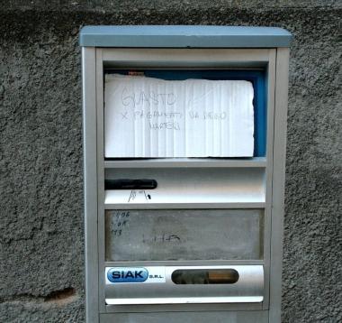 Un parcometro danneggiato dai vandali 