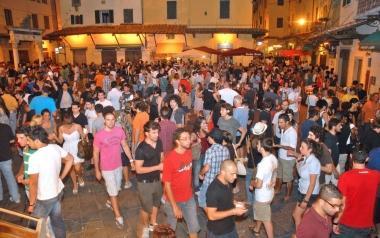 Sopra, una serata di movida in centro        
