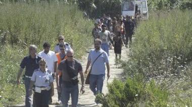 Vigili urbani impegnati nello sgombero dei rom a Cisanello