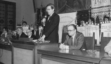 Silvano Bambagioni parla nel salone consiliare      