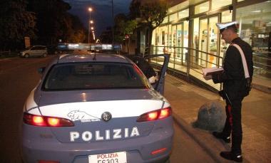 Una pattuglia della polizia durante un controllo Il movimentato episodio alla Esso di via Guicciardini 
