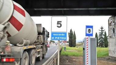 L’autovelox contestato, sotto il ponte che porta al casello A11