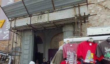 Bancarelle del Duomo verso lo sfratto per lavori al Museo delle Sinopie