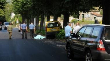 Muore tra le braccia del figlio nell'auto contro un albero