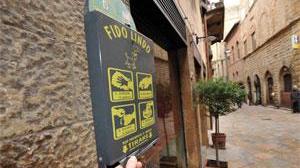 Metto il pane nei sacchetti per cani, a Volterra vanno a ruba i contenitori per deiezioni
