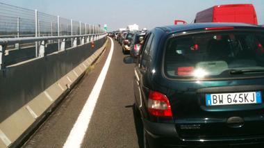 Auto si ribalta in autostrada, tre feriti e lunghe code - foto