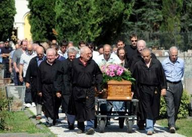 Il corteo funebre accompagna la salma di Elide Cavazzini 