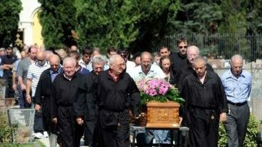Il corteo funebre accompagna la salma di Elide Cavazzini