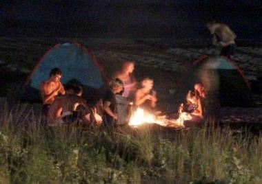 Giovani accampati in spiaggia 