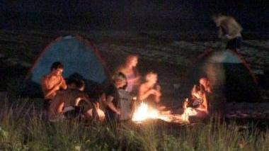 Giovani accampati in spiaggia