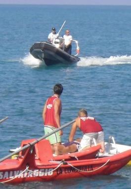 Motovedetta della guardia costiera in azione   