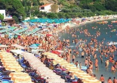Una spiaggia affollata a Ferragosto 