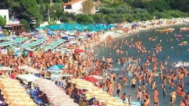 Una spiaggia affollata a Ferragosto
