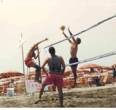 <b>VOLLEY. </b>Volpi in schiacciata (foto degli anni&nbsp;80) 