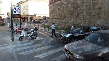 Vigili urbani controllano la circolazione dopo la chiusura serale al traffico in piazza Verdi 