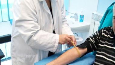Un donatore di sangue durante un prelievo       