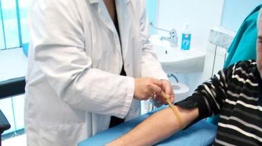Un donatore di sangue durante un prelievo