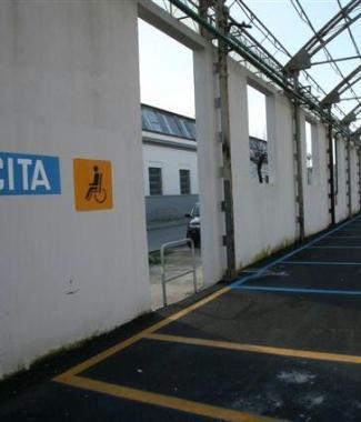 Uno scorcio del parcheggio riservato ai dipendenti Piaggio dov&egrave; avvenuto il furto 