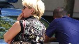 Minaccia i passanti con la pistola: denunciato