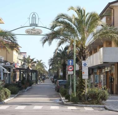 Intanto l'amministazione presenta la guida dei locali Ma non c'è l'enoteca Marcucci