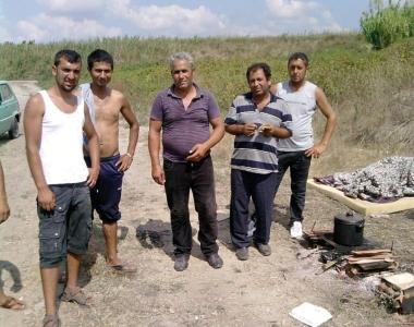 Alcuni dei nomadi al campo abusivo di Colignola 