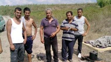 Alcuni dei nomadi al campo abusivo di Colignola