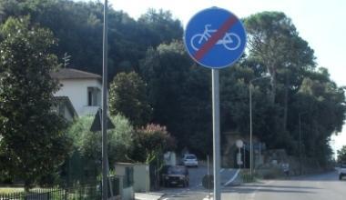 Segnaletica sbagliata sulla pista ciclabile che collega Poggio a Poggetto 