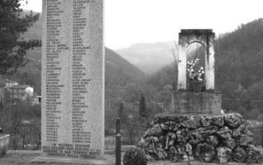 Il presidente Napolitano e sopra il monumento ai martiri di San Terenzo 