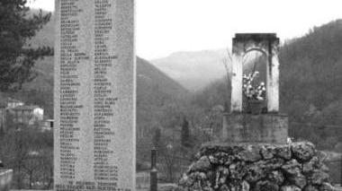 Il presidente Napolitano e sopra il monumento ai martiri di San Terenzo