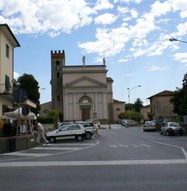 Piazza Don Cesare Matteoni nel centro di Marlia 