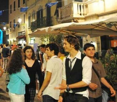 Un gruppetto di ragazzi davanti ad un locale del centro di Piombino 