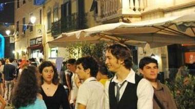 Un gruppetto di ragazzi davanti ad un locale del centro di Piombino