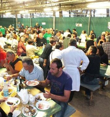 <b>CONTO. </b>Clienti mangiano a una sagra (Foto darchivio) 
